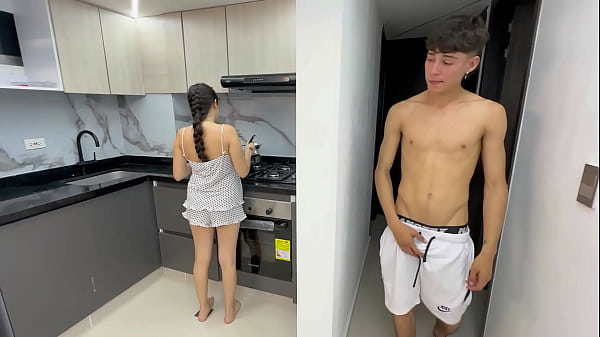 Le doy una dura follada a mi tímida amiga latina en su estrecho coño hasta llenárselo de mucha leche.