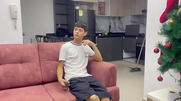 Me follo duro a la perra de mi madrastra como premio por estar desnuda por toda la casa. Me corro rico.