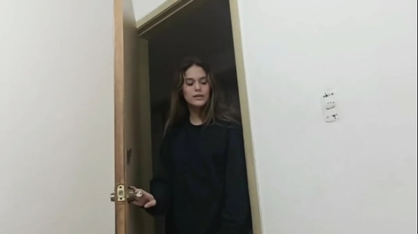 Mi hermanastra llega aburrida y me la follo por diversión- NADIE PUEDE ESCUCHARNOS