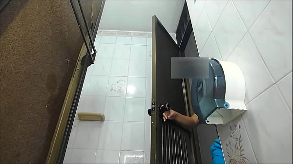 Voyeur – Big Ass Latina Nurse Pees In Public Toilet