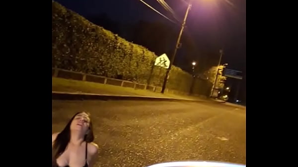 Chica caliente exhibiéndose en la calle
