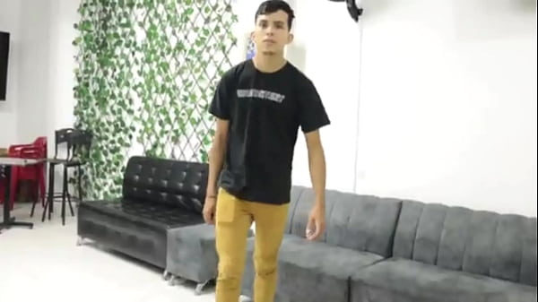 LINDA LATINA SE FOLLA A SU CLIENTE PORQUE NO TIENE CON QUE PAGARLE LA CUENTA LE SACA SU LECHE Y LO MANDA ESCURRIDO PARA LA CASA QUE BUEN POLVO – PORNO CASERO EN ESPANOL