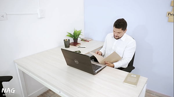 Mi empleada hace muy mal su trabajo me toca corregirla con verga