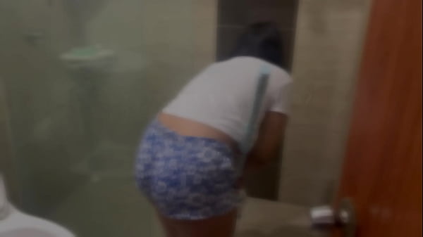 Sirvienta latina me pide que la folle a cambio de limpiar toda la casa.