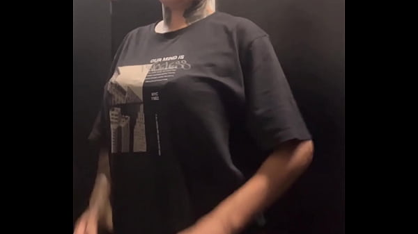 Fiquei com muito tesão na academia treinando! Que acabei indo pro banheiro manjar e gozar gostoso!