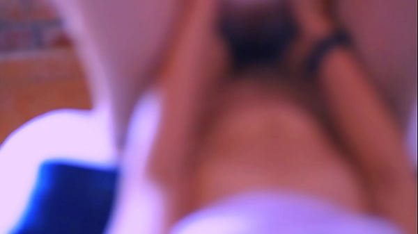 Madrastra y el compañero de deportes de su hermanastrastra en su casa privada.