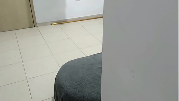 mi madre me castiga y llega mi hermanastro a complacerme muy rico.