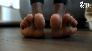 Naomi’s sexy black feet need your attention (foot fetish, ebony feet,soles)