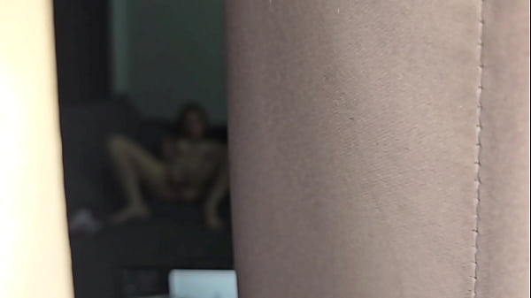 Peguei minha empregada no flagra se masturbando com um plug socado no cu