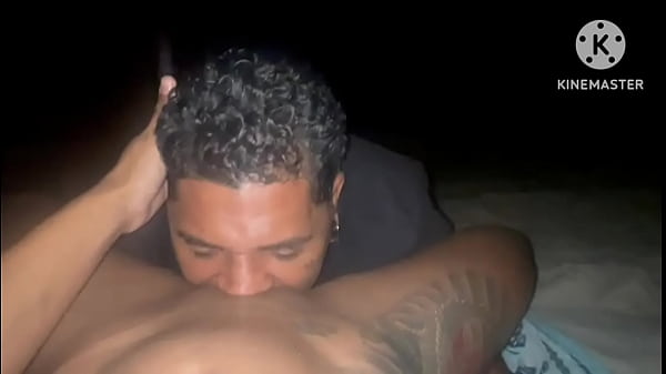 SEXO ORAL NA PRAIA ELA GOZANDO GOSTOSO NA LÍNGUA DO CORNO