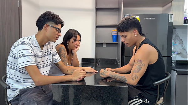 Chica MILF latina da su rico culo a jefe cachondo solo para que le den el trabajo al cornudo de su esposo.