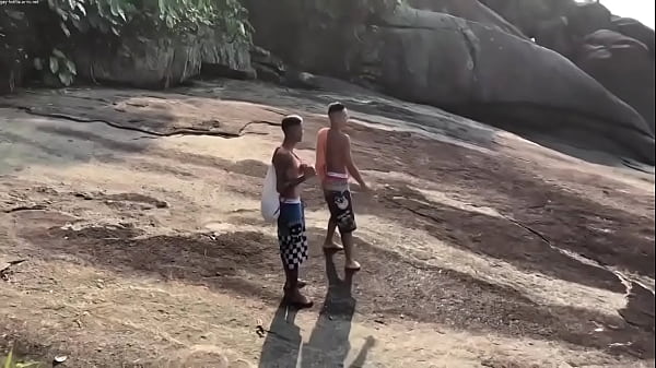 DOIS MALOKAS SE PEGANDO NA PRAIA. – FREE
