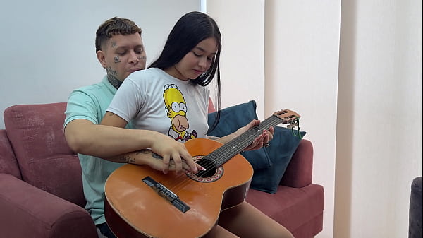 Le enseño a mi pequeña hermanastra a tocar el órgano y me corro rico en ella.