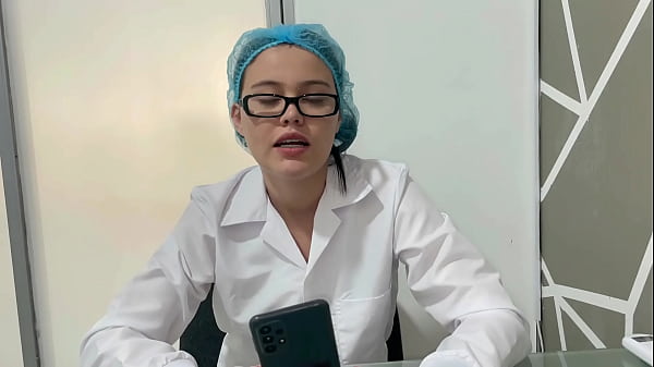 Me la jalo viendo a mi hermanastra y ella se antoja que la folle a cambio de guardar el secreto.