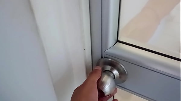 mi hermano me está viendo cómo me cambio en el espejo.