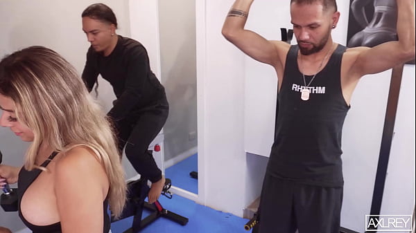 Chica tetona tiene una fantasia de follarnos a los 3 en el gimnasio