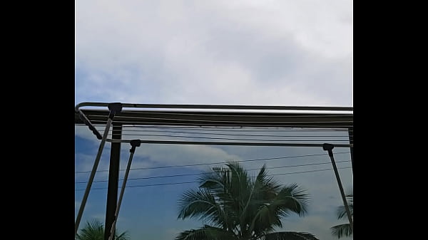 Empregadinha safada rebelando na sacada