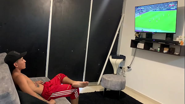 estoy viendo tv en la sala de nuestros padres, y llega mi linda hermanastra muy caliente a follarme mientras no hay nadie en casa.