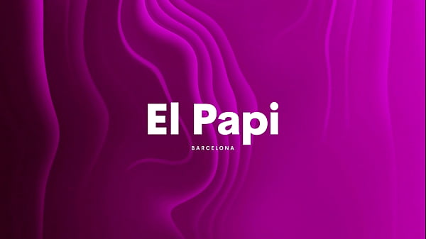 Hermosa chica italiana Eva Fay viene al estudio de Papi, cachonda y putita termina follada tragándose toda la leche