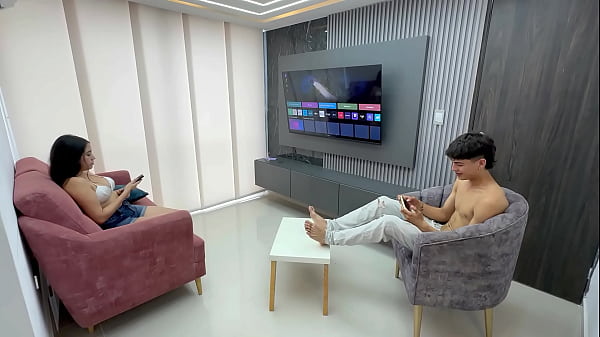 Le encanta que venga a visitar a mis padrastros a mi pequeña latina hermanastra, aprovecha cuando todos duermen para entrar a mi cuarto y meterse mi enorme y rica polla por su apretadito coño.