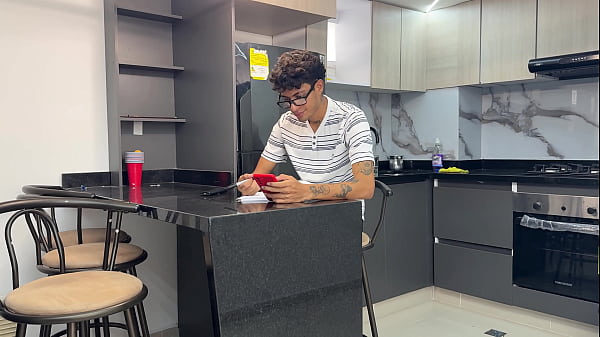 Mi marido no me da dinero para mis uñas y yo aprovecho para que mi vecino me la preste a cambio de sexo rudo.