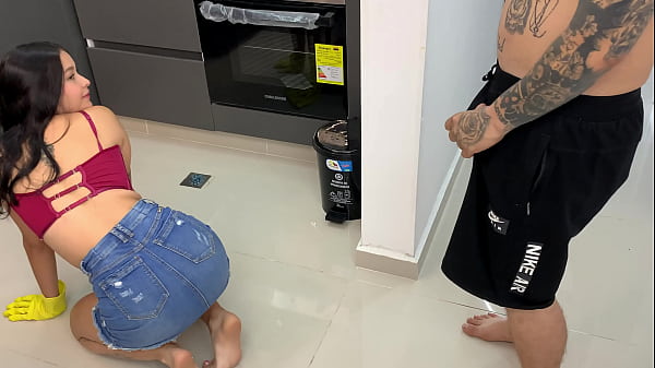 Mientras limpia la sirvienta de mi hermanastra yo me aprovecho de seducirla rico y cogermela muy duro.