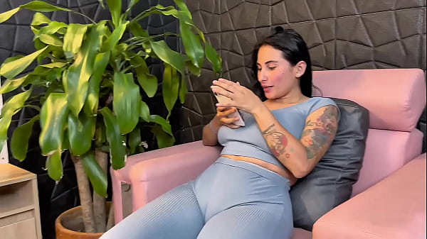 POBRE ESTUDIANTE… se come pa polla de su hermanastro sin saver