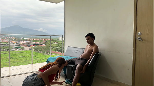 Se le ve el rico culo de mi latina pelirroja hermanastra mientras hace aseo, me pongo cachondo y termino follandola duro por su apretado culo.