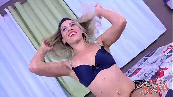 Dois pauzudos fodem com casadas, uma das safadas não pode mostrar o rosto e recebe rola no sigilo