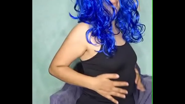 Latina saliendo del gimnasio bien caliente y se masturba asta chorrear