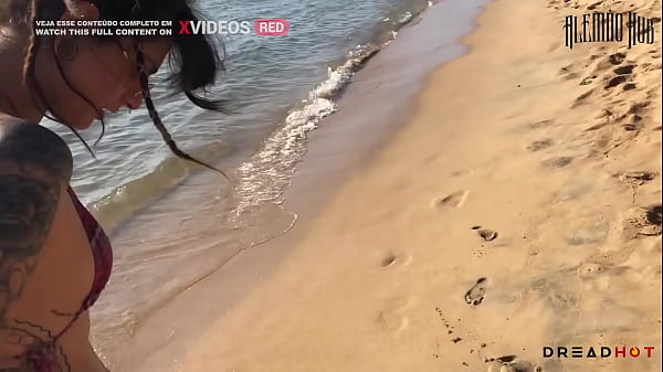 Pervertida mostra os peitos no meio da praia e me leva para as pedras pra gente fuder gostoso! COMPLETO NO RED