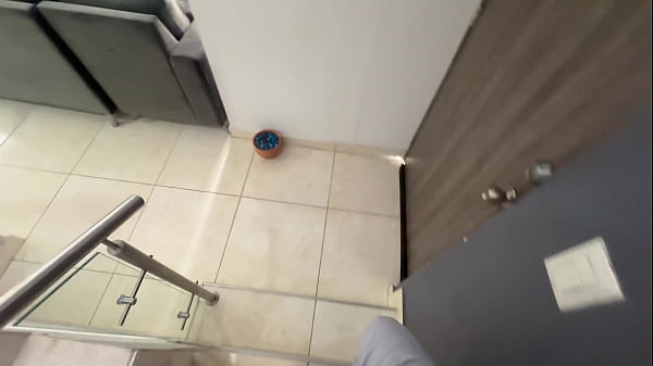 Veo a mi sexi hermanastra haciendo aseo desnuda. ¡Que rico se ve su enorme culo para meterle mi venosa y rica verga!