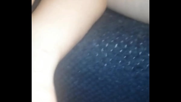 Putita calenturienta en bata dando coño