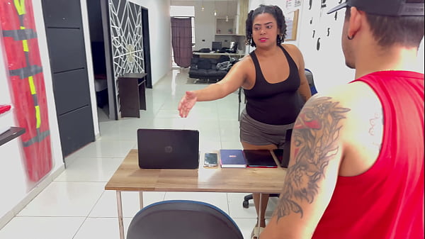 Se fueron en busca de trabajo y encontraron jefa cachonda