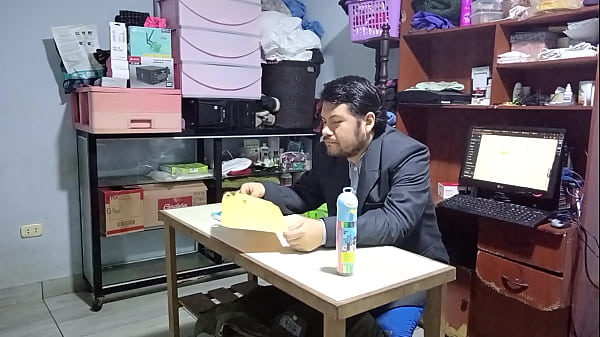 Secretaria va buscando trabajo y el jefe la termina follando ara asegurar el puesto, que mamadon