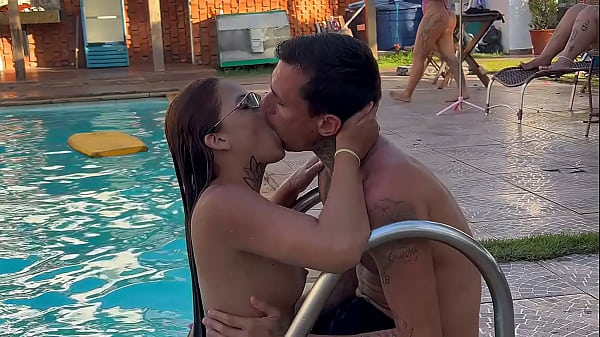 Comendo uma ruivinha carioca no pelo na piscina