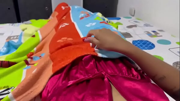 hermosa vagina de flaca colombiana en primer plano masturbandose