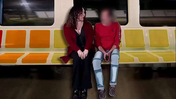 Masturbo a un desconocido en el tren mientras mi esposo filma todo