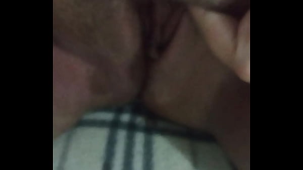 VADIA SE MASTURBA GOSTOSO MOSTRA SEU BUCETÃO GOSTOSO E MOLHADO PARA MIM NÃO RESISTI E VIM MOSTRAR PARA VOCÊS ELA GOZA E SE DIVERTE COM SEUS DEDOS NA XANA PENSANDO NO MEU PAU