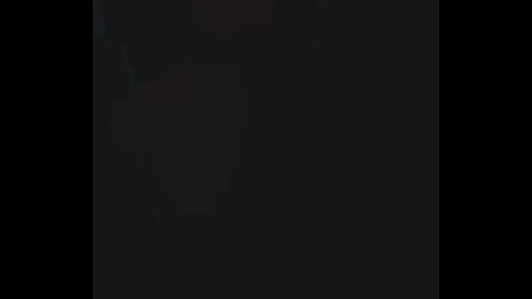 se pone juguetona en el sillon