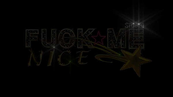 Una ragazza magra francese si fa martellare in tutti i buchi da un cazzo mostruoso e ottiene un vero orgasmo, sborrata anale