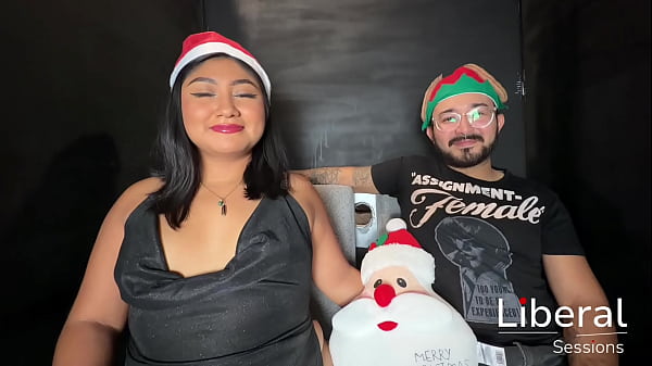 Esposa caliente es follada por el mejor amigo de su esposo en glory hole