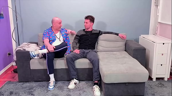 La cameriera italiana Sara si fa scopare dal maestro è il suo allievo