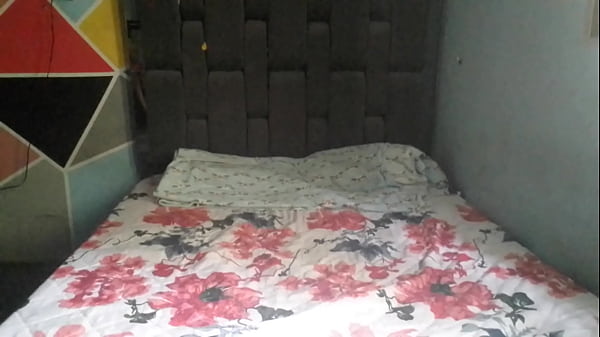 luego de calentar pasamos a la accion, con la instructora comienzo a darme cariño y a masturbarnos