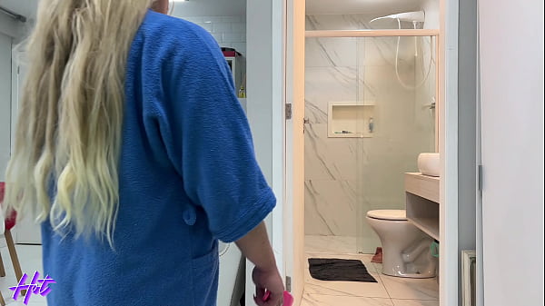 MILF Samira Summer num ménage quente com 2 caras novinhos