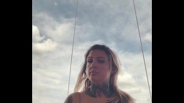 Mulher tatuada quase vai expulsa da academia por usar top transparente com os bicos do peitos duros ! Ela disse q estava duro por está com muito tesao no momento